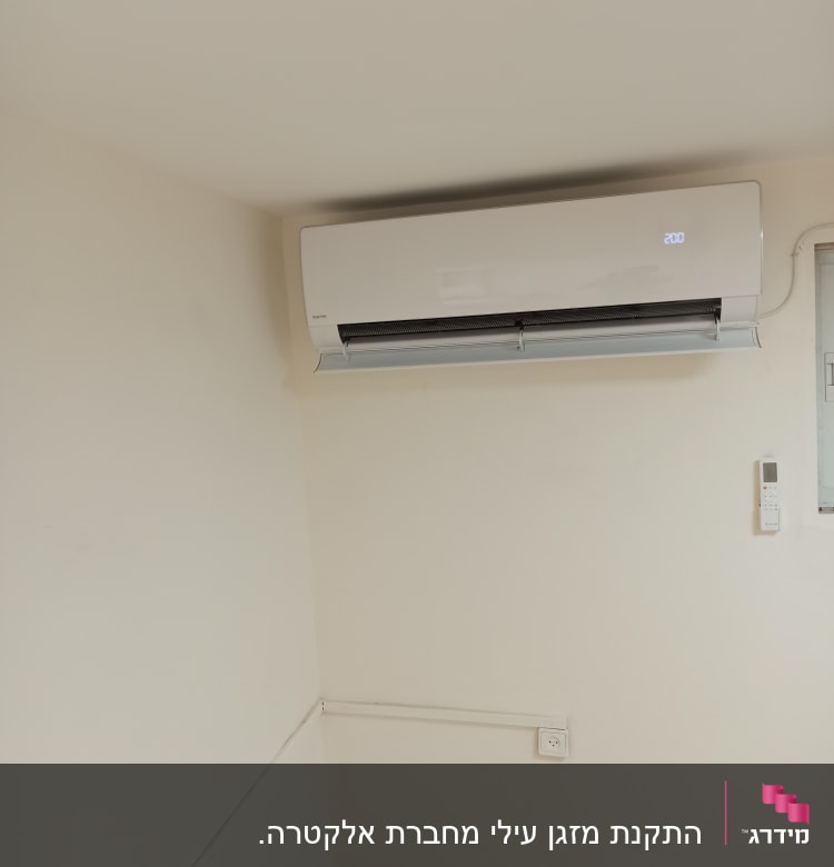 מזגן מותקן על קיר עם שלט רחוק לידו